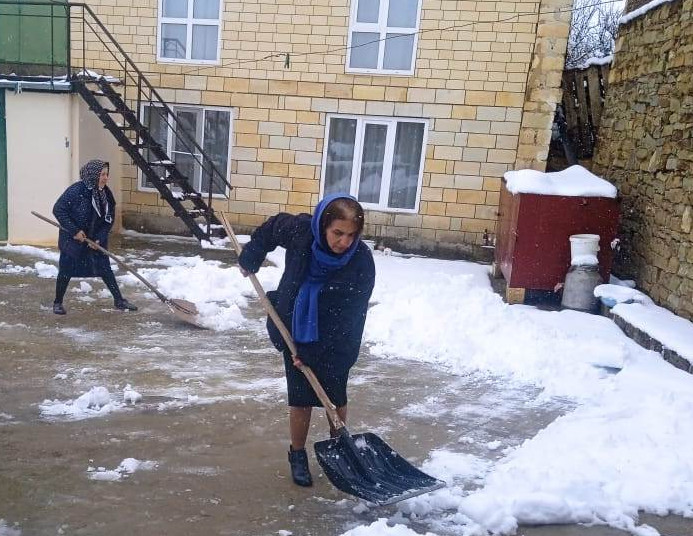 Социальные работники Центра соцобслуживания населения Дахадаевского района помогли пожилым гражданам справиться с последствиями снегопада